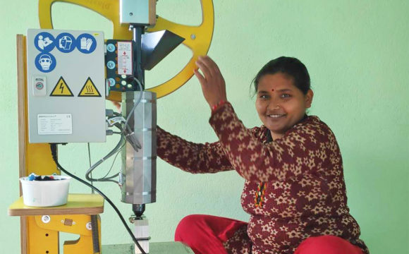 Wie wir mit einer Plastik Recyclingmaschine Impact Startups in Nepal beflügeln